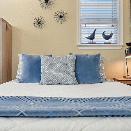 Retro Retreat In Dtsp - Explore The Downtown Area St. Petersburg Esterno foto