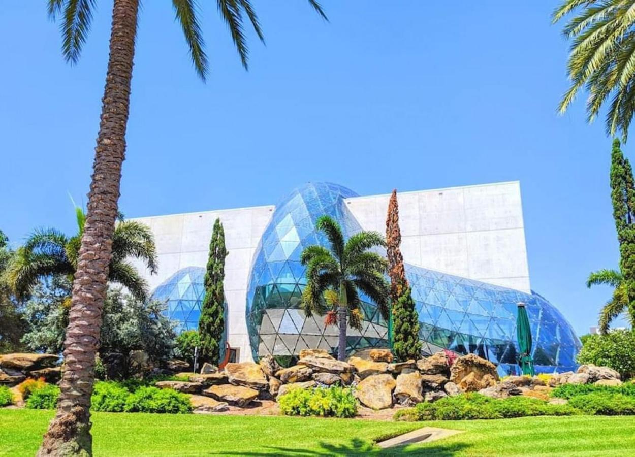 Retro Retreat In Dtsp - Explore The Downtown Area St. Petersburg Esterno foto
