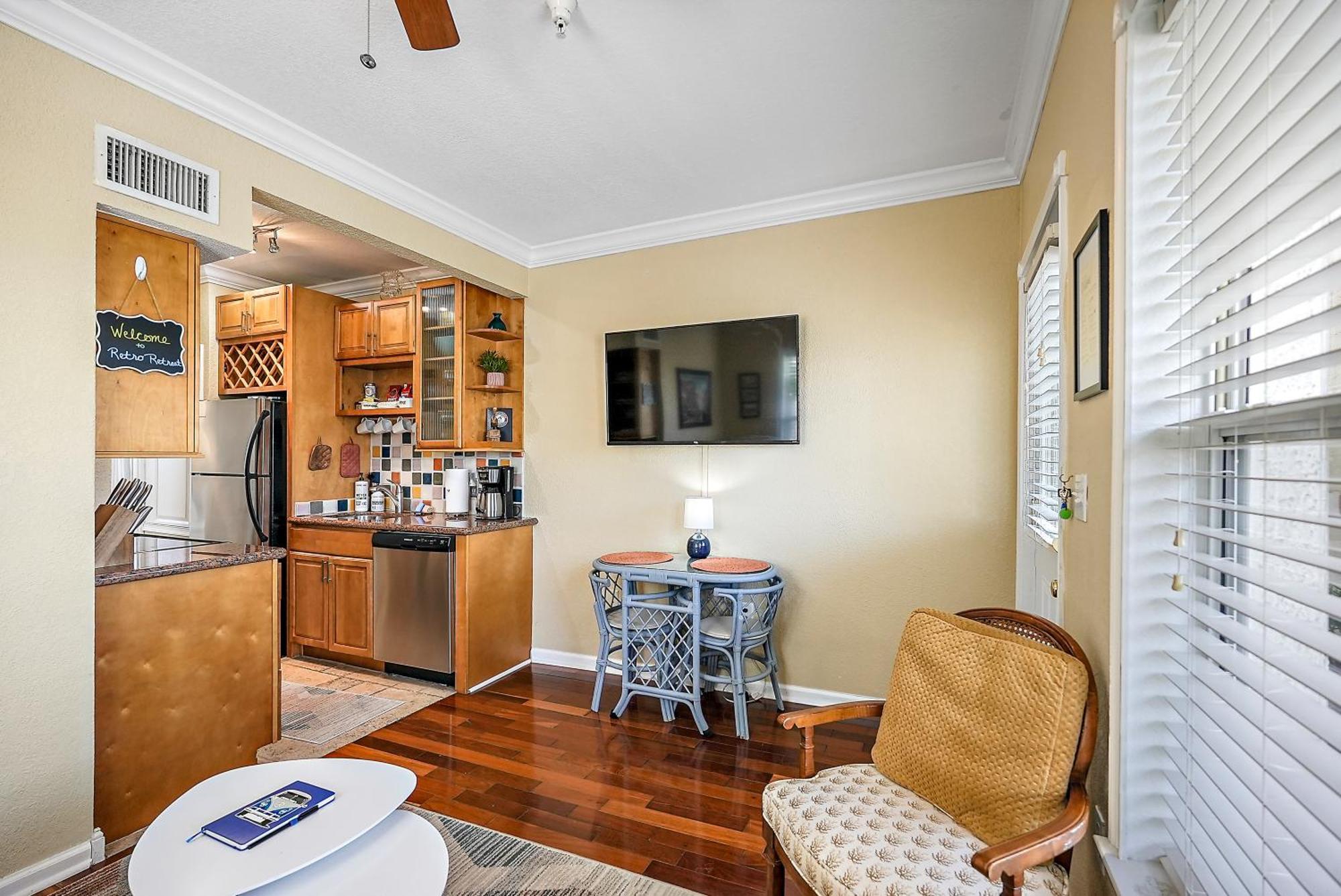 Retro Retreat In Dtsp - Explore The Downtown Area St. Petersburg Esterno foto
